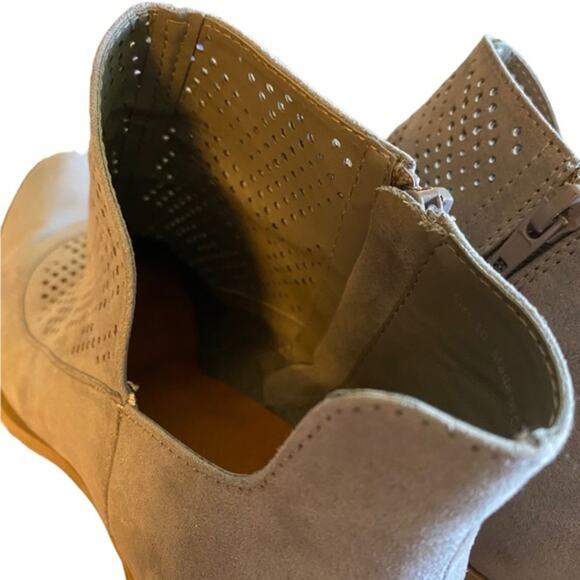 Dolce Vita Perforated Boots Women's Size 10 Tan Suede Booties Heeled Zippered DV - Picture 3 of 10